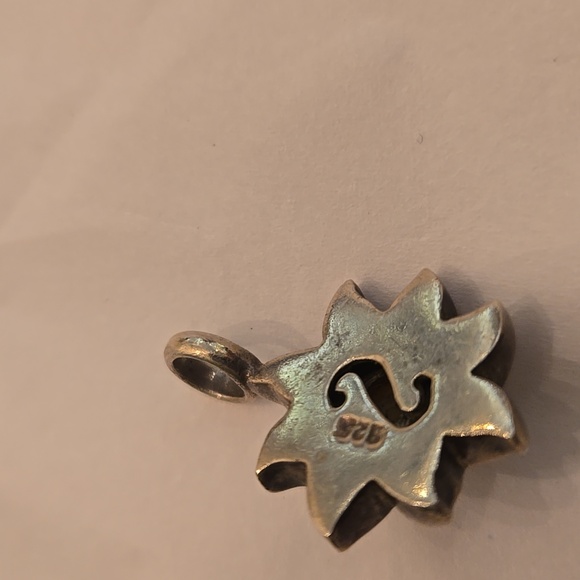 Silver flower pendant - Picture 2 of 2